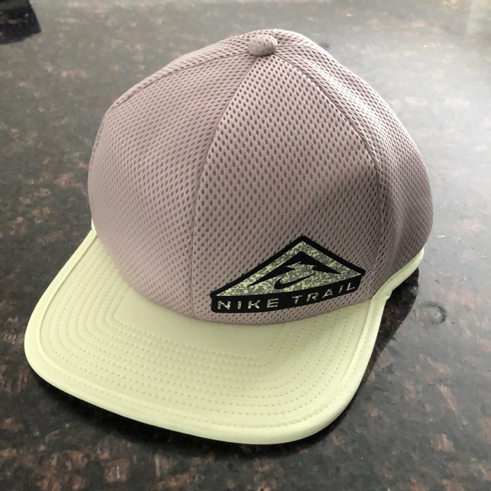 Nike Dry Pro Trail Cap. Grey and Yellow.